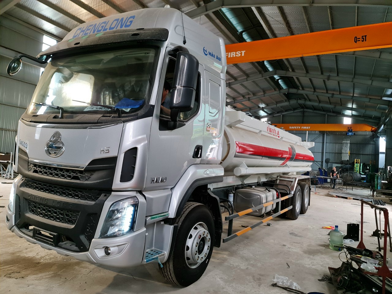 Xe téc chở xăng dầu Chenglong 4 chân