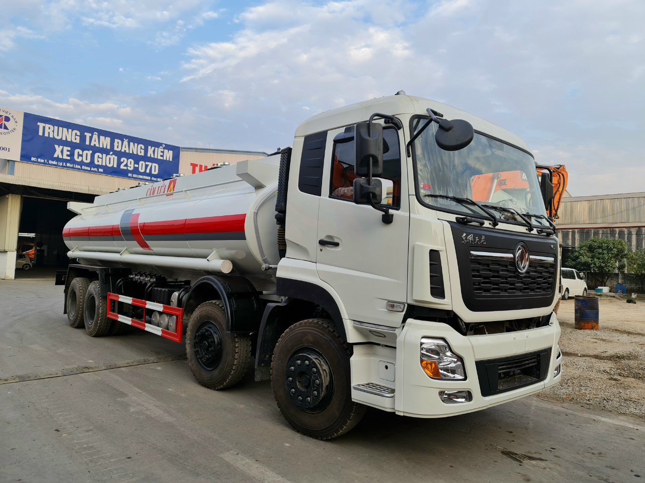 Xe tải Dongfeng 4 chân téc chở xăng dầu