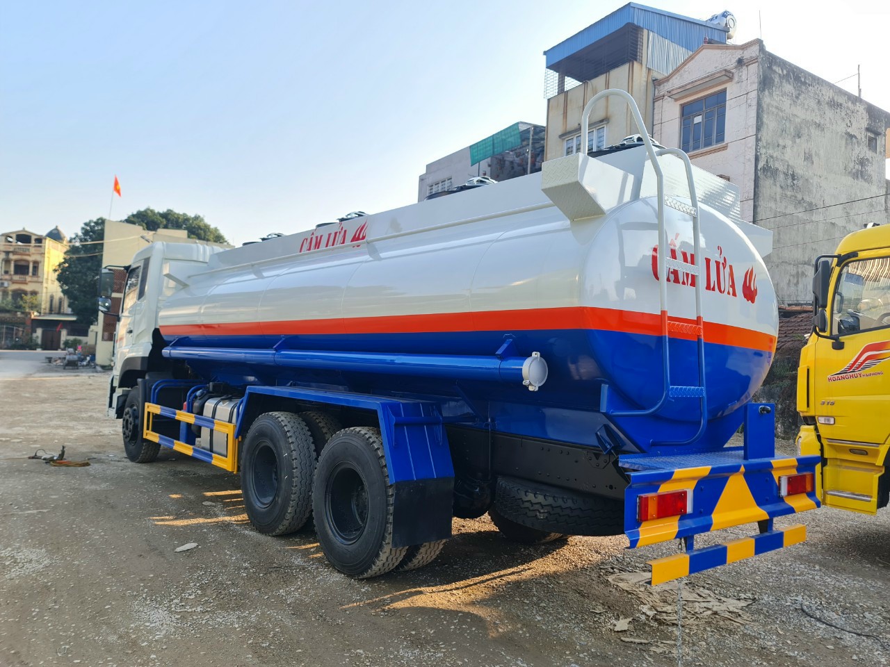 Xe Hino téc chở xăng dầu
