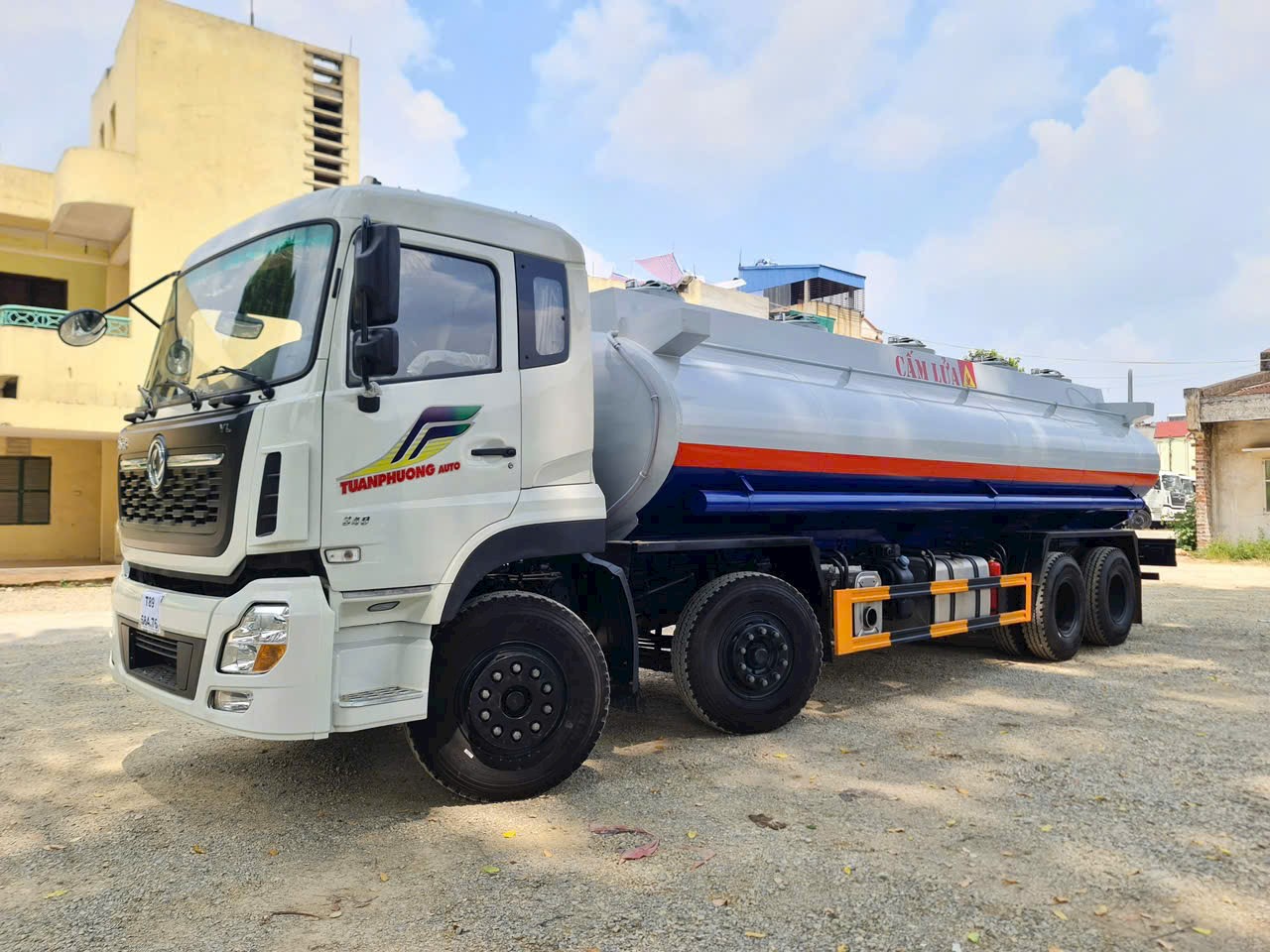Xe tải Dongfeng 4 chân téc chở xăng dầu