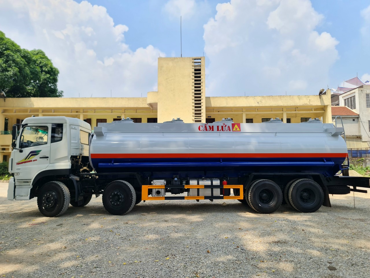 xe-dongfeng-4-chan-tec-cho-xang-dau