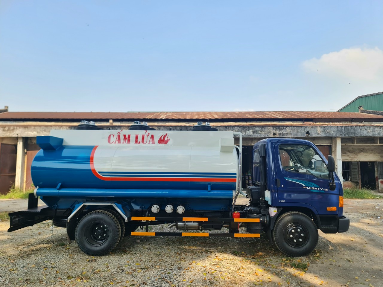 Hyundai 110xl téc chở xăng dầu