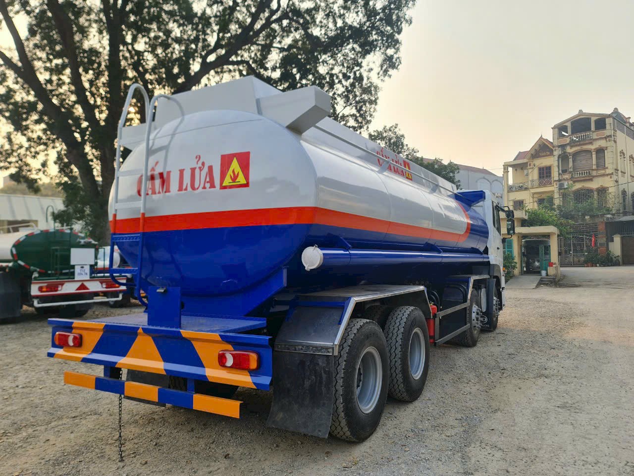 Xe tải UD trucks 4 chân téc chở xăng dầu