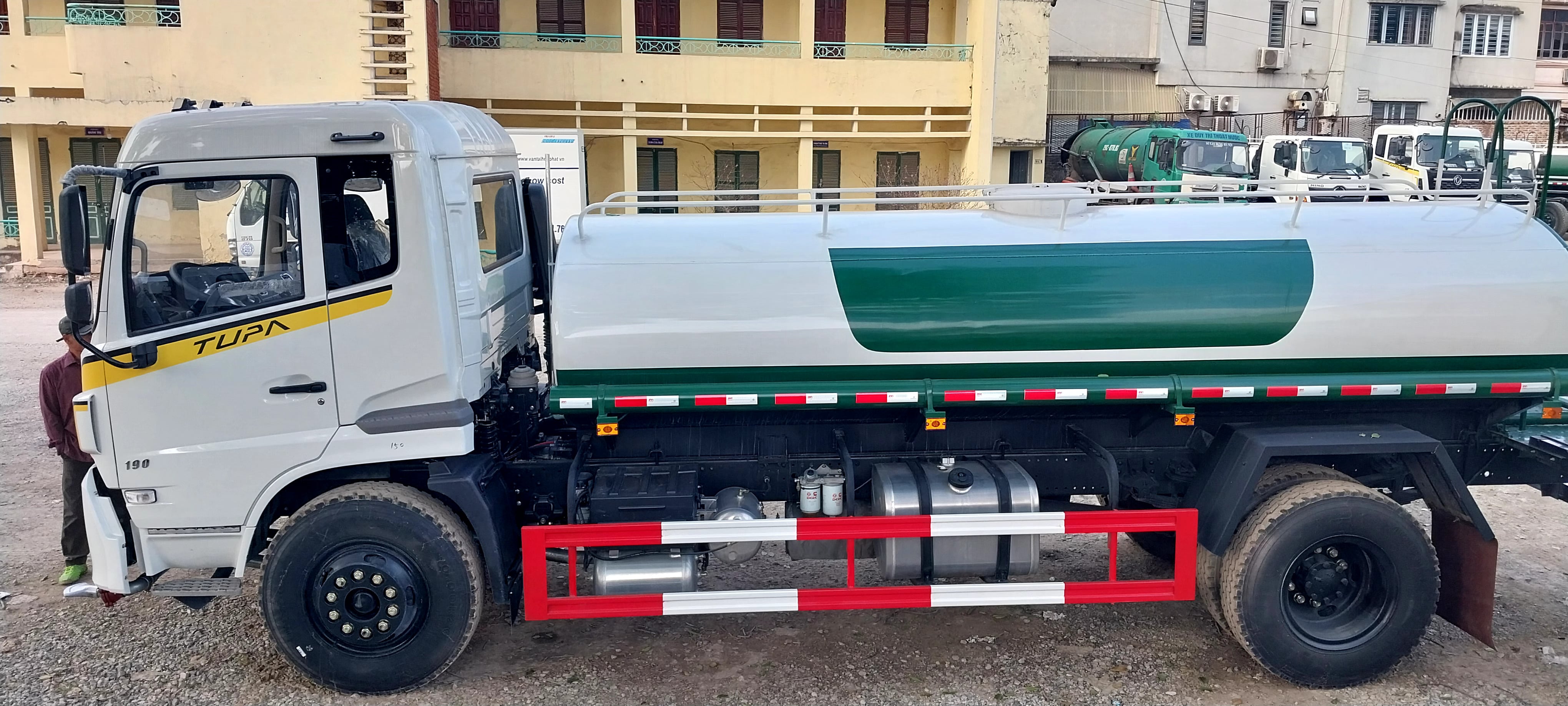 tec-cho-xang-dau-dongfeng-2-chan-9-khoi