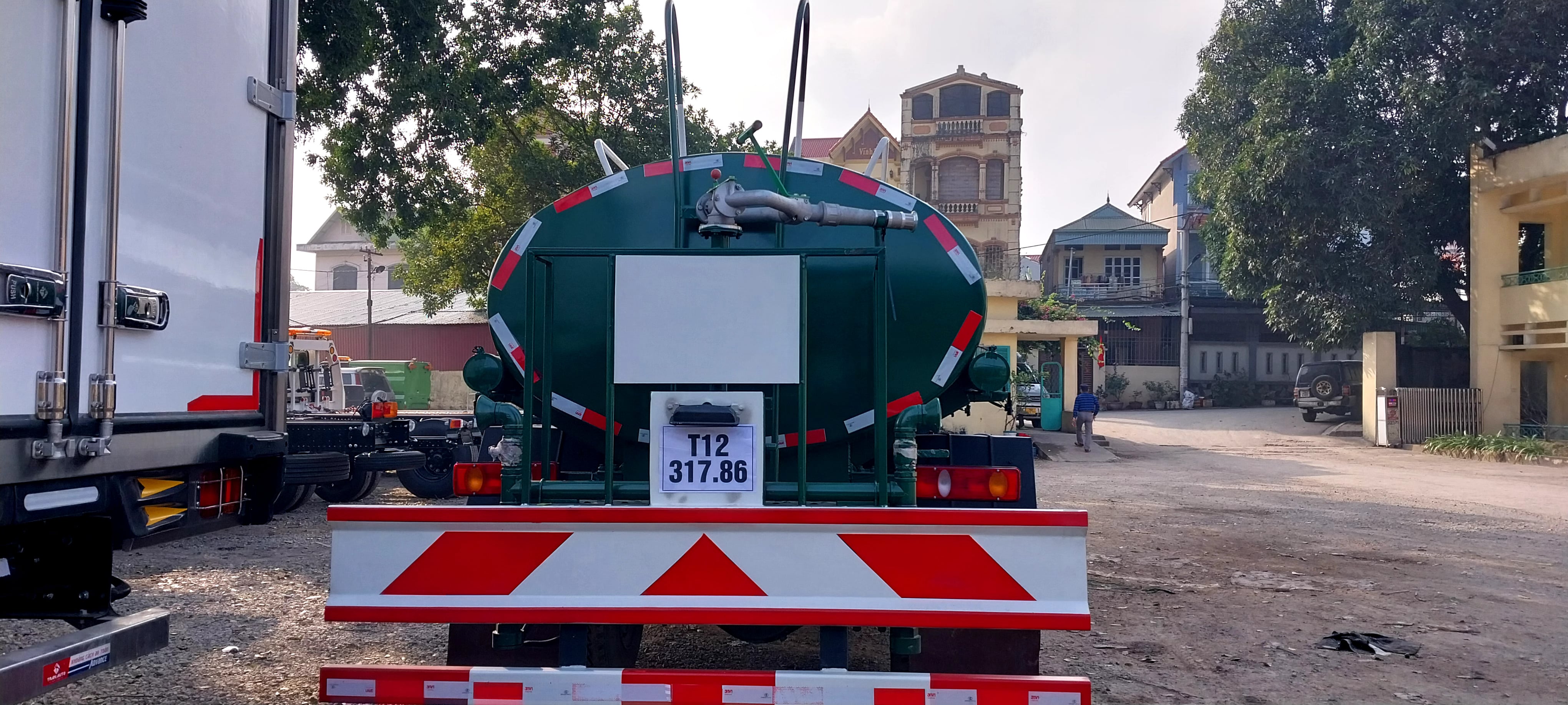 xe-tai-dongfeng-tec-nuoc-8-khoi-2-cau