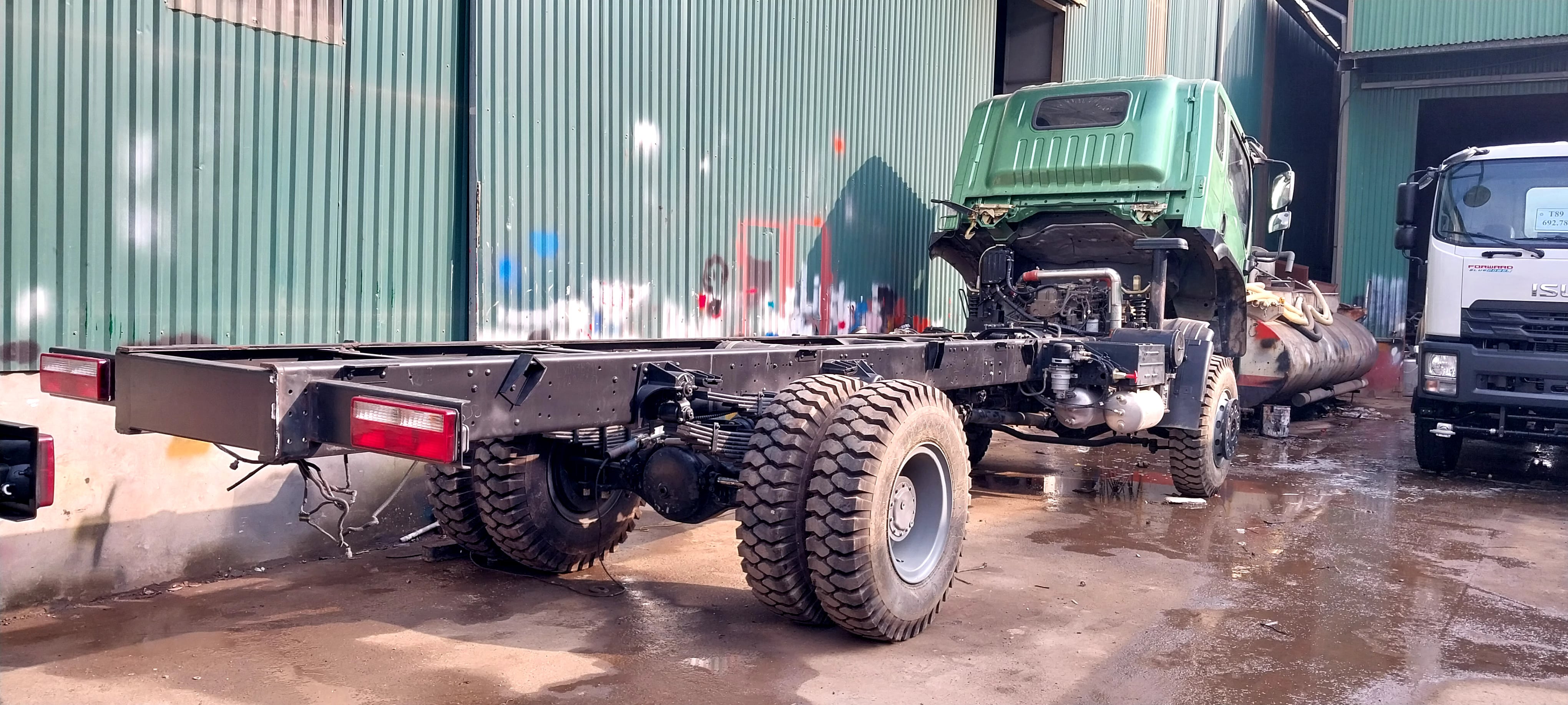 xe-tai-dongfeng-tec-nuoc-8-khoi-2-cau