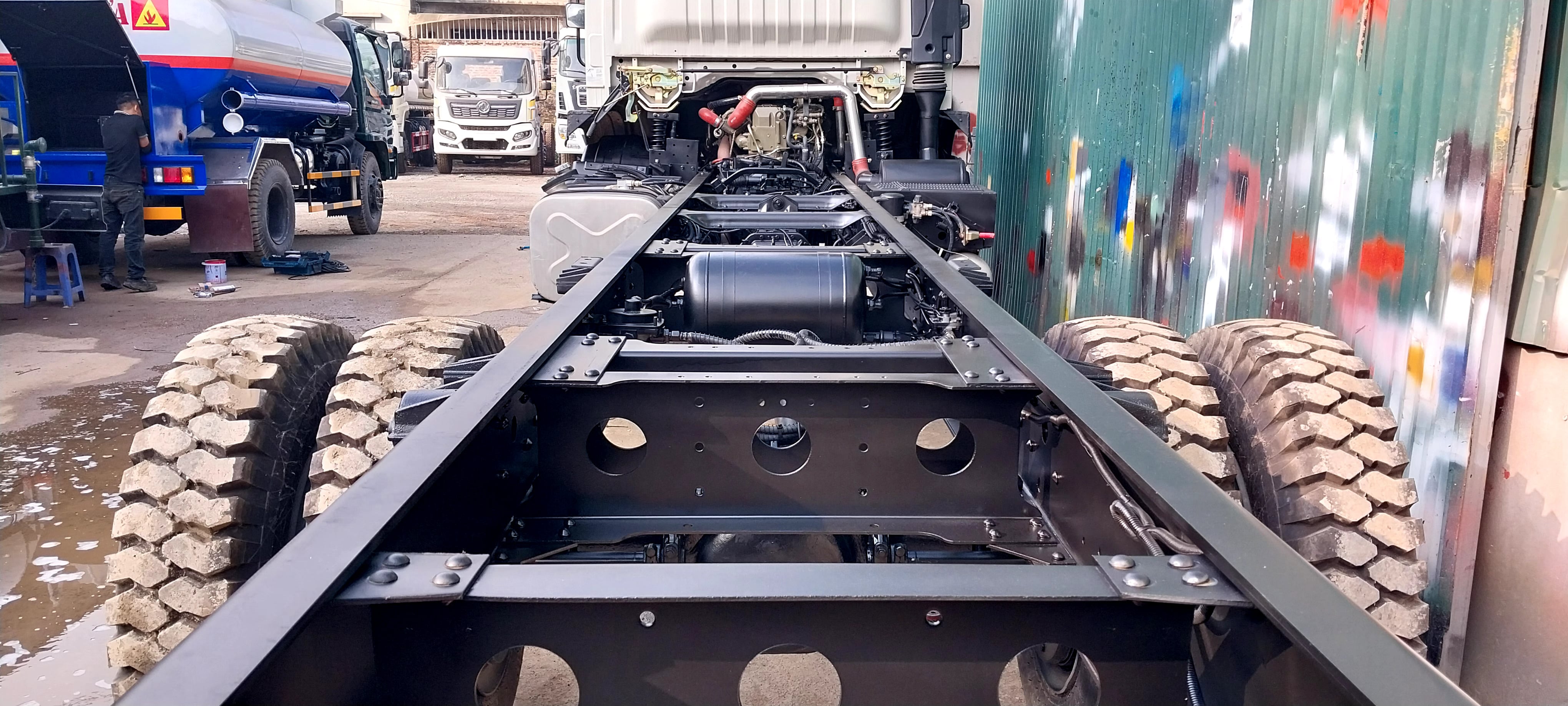 xe-tai-dongfeng-tec-nuoc-8-khoi-2-cau