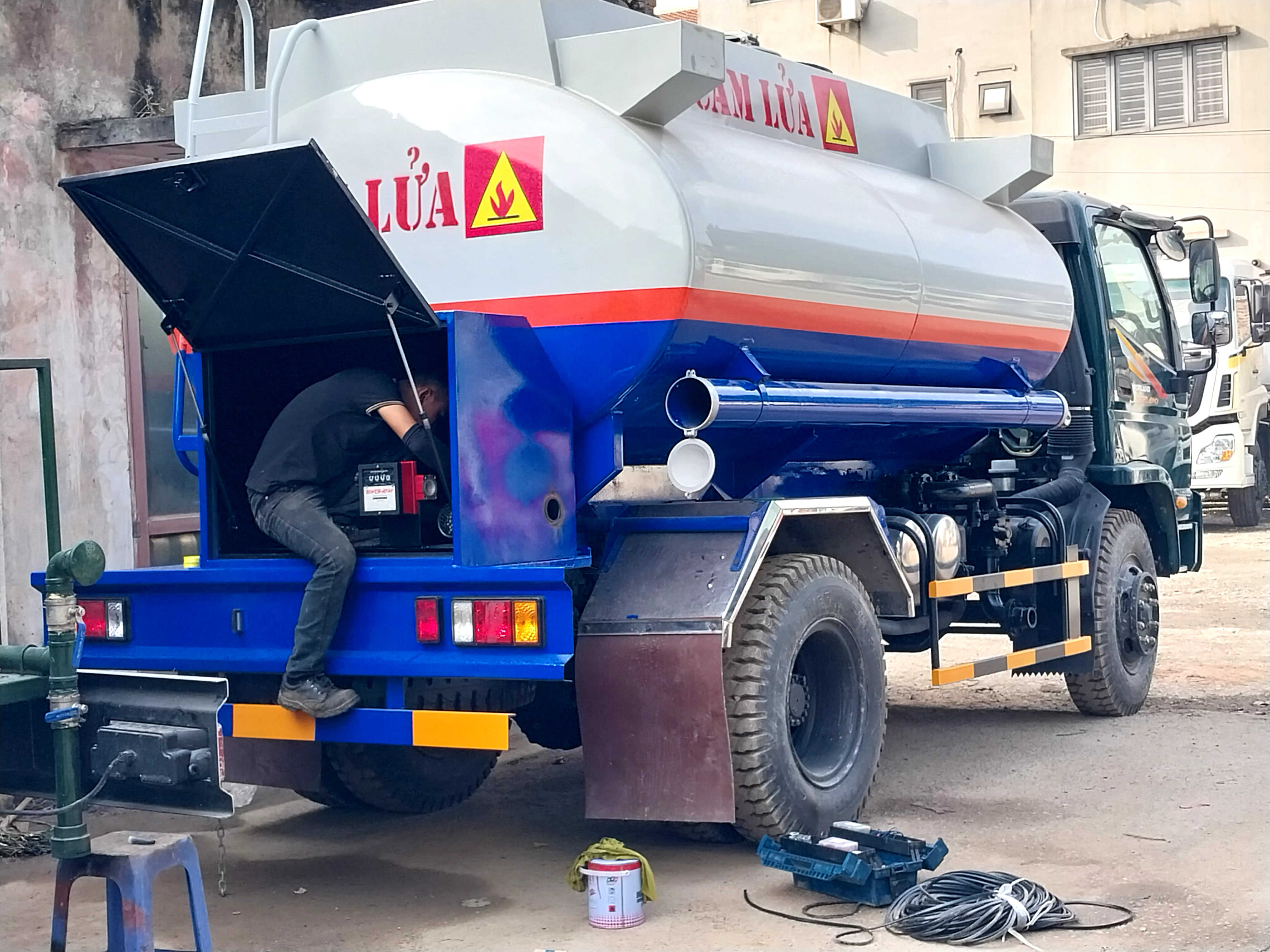 xe téc chở xăng dầu forland