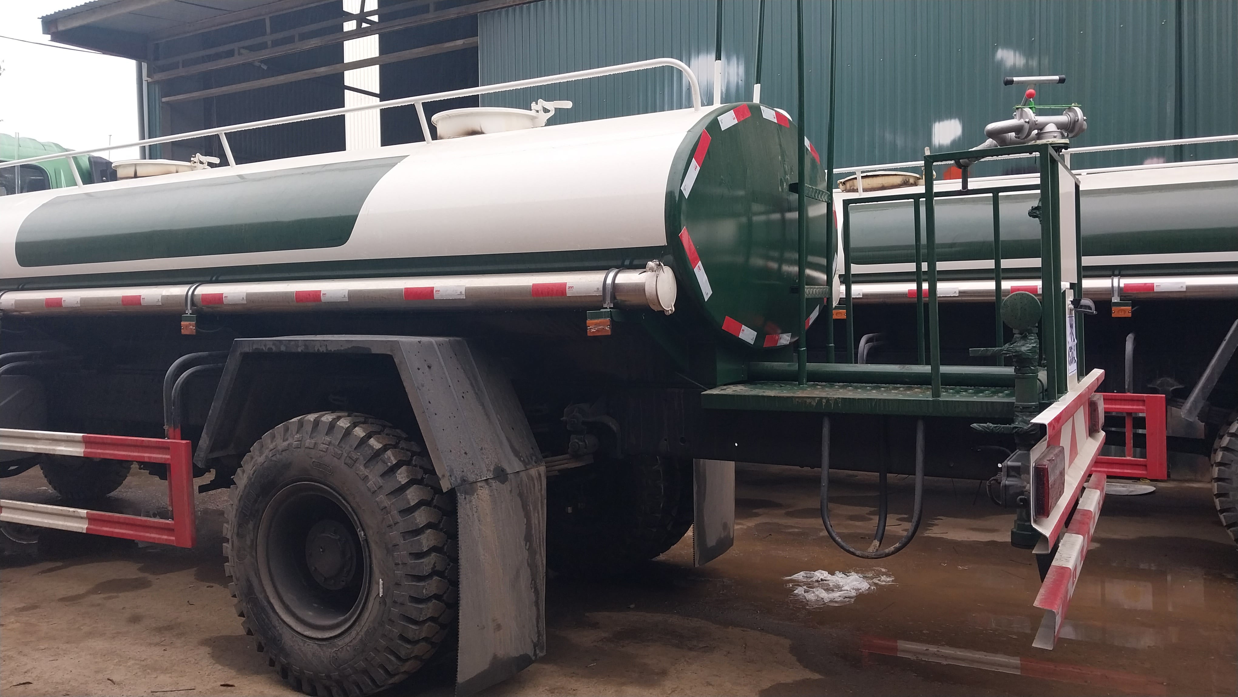 xe-tai-dongfeng-tec-nuoc-8-khoi-2-cau