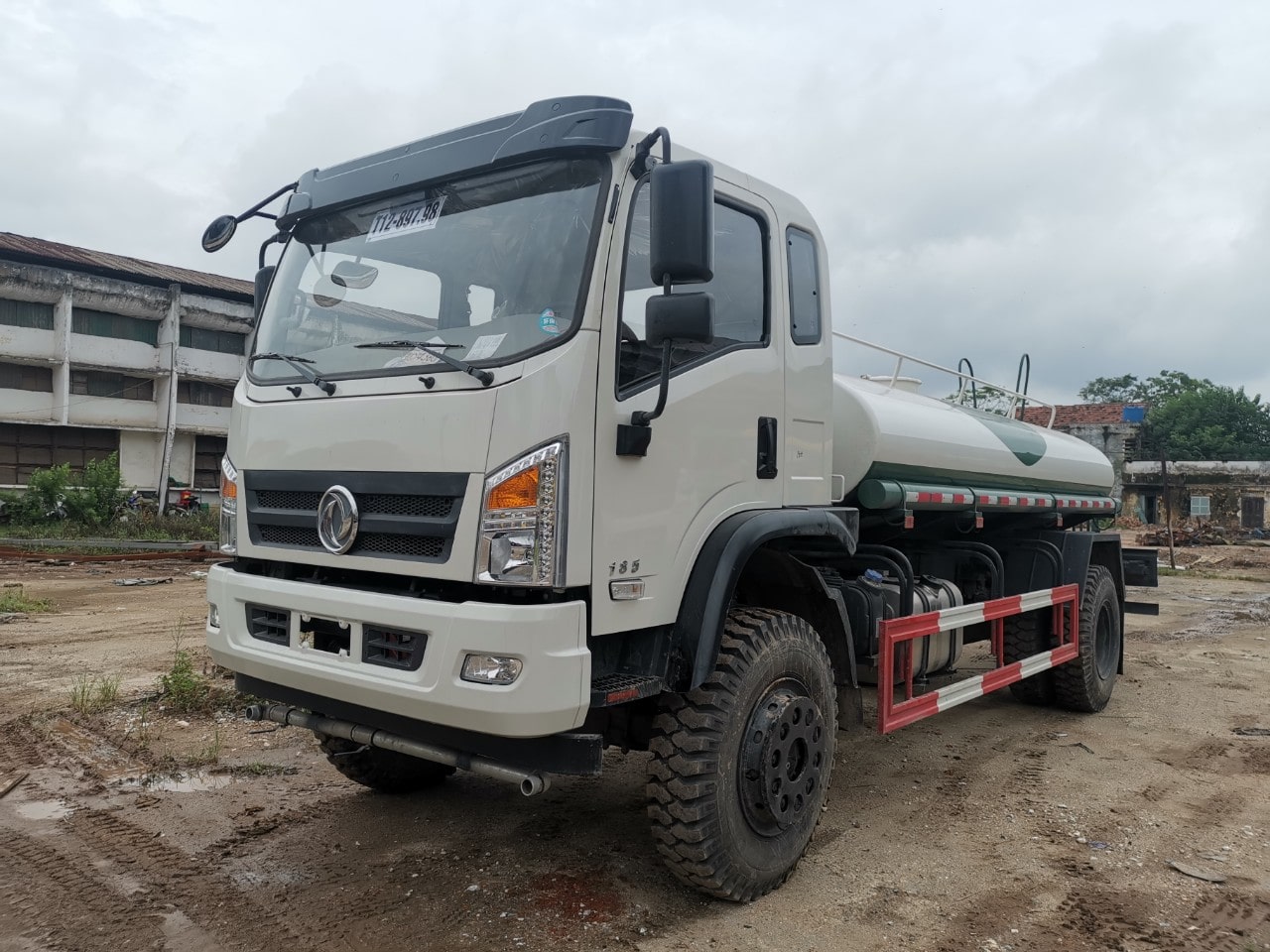 xe-tai-dongfeng-tec-nuoc-8-khoi-2-cau