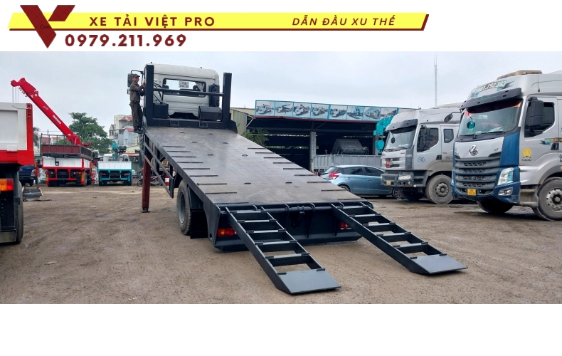 Giá xe Chenglong 2 chân nâng đầu chở máy công trình là bao nhiêu?