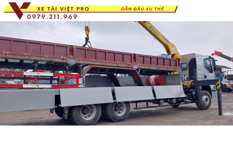 Xe tải Chenglong 3 chân gắn cẩu XCMG 6 tấn 5 đốt
