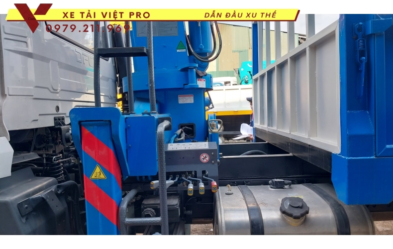 Xe tải Dongfeng 2c gắn cẩu XCMG 5 tấn