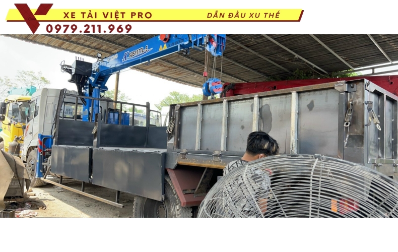 Xe tải Dongfeng 2c gắn cẩu XCMG 5 tấn