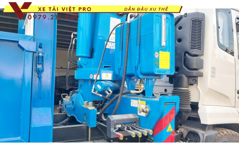 Xe tải Dongfeng 2c gắn cẩu XCMG 5 tấn