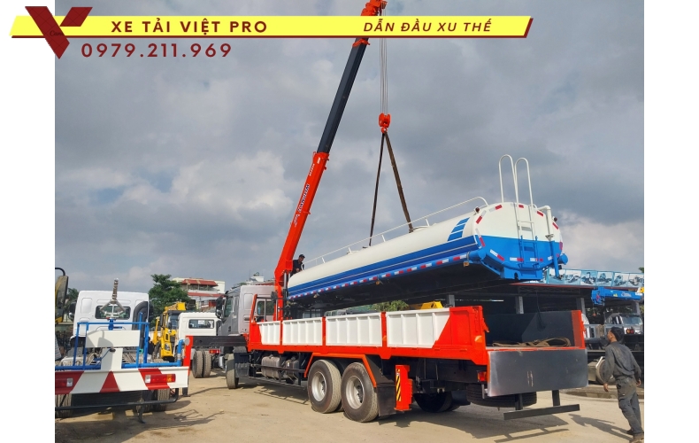 Xe tải Chenglong 3 chân gắn cẩu Kanglim 8T