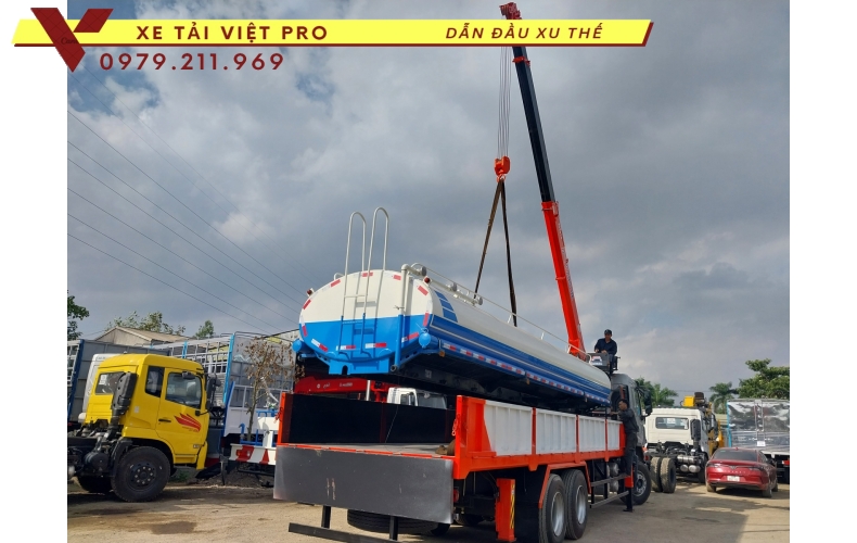 Xe tải Chenglong 3 chân gắn cẩu Kanglim 8T