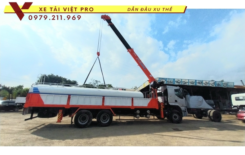 Xe tải Chenglong 3 chân gắn cẩu Kanglim 8T
