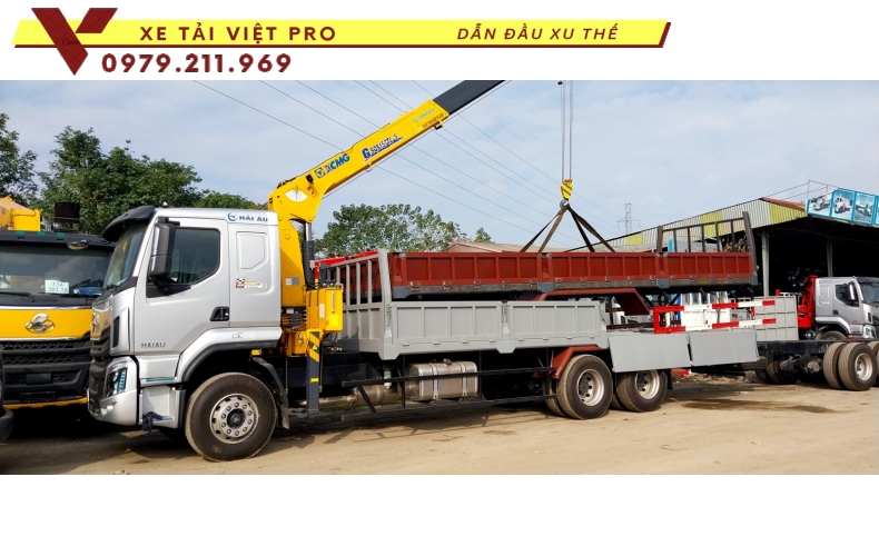 Xe tải Chenglong 3 chân gắn cẩu XCMG 6 tấn 5 đốt