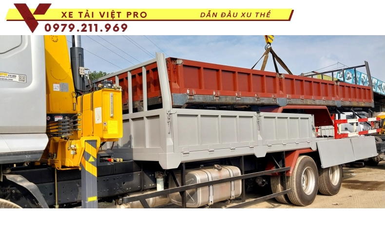 Xe tải Chenglong 3 chân gắn cẩu XCMG 6 tấn 5 đốt