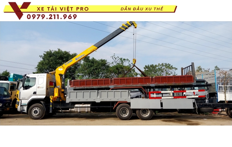 Xe tải Chenglong 3 chân gắn cẩu XCMG 6 tấn 5 đốt