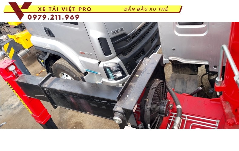 Xe tải Chenglong gắn cẩu Atom 15 tấn