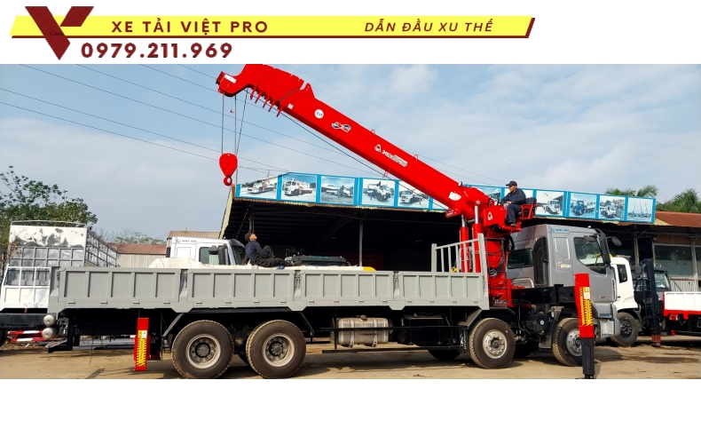 Xe tải Chenglong gắn cẩu Atom 15 tấn