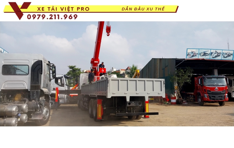 Xe tải Chenglong gắn cẩu Atom 15 tấn