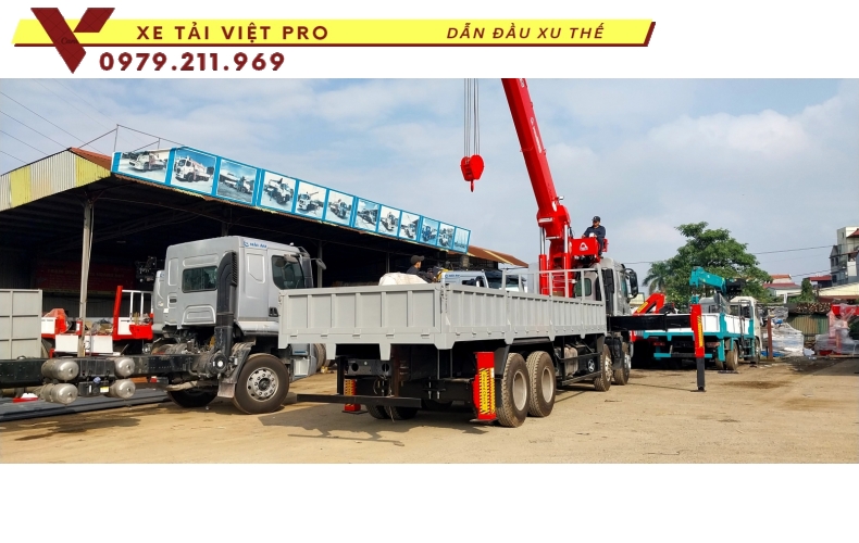 Xe tải Chenglong gắn cẩu Atom 15 tấn