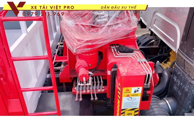 Xe tải Chenglong gắn cẩu Atom 15 tấn