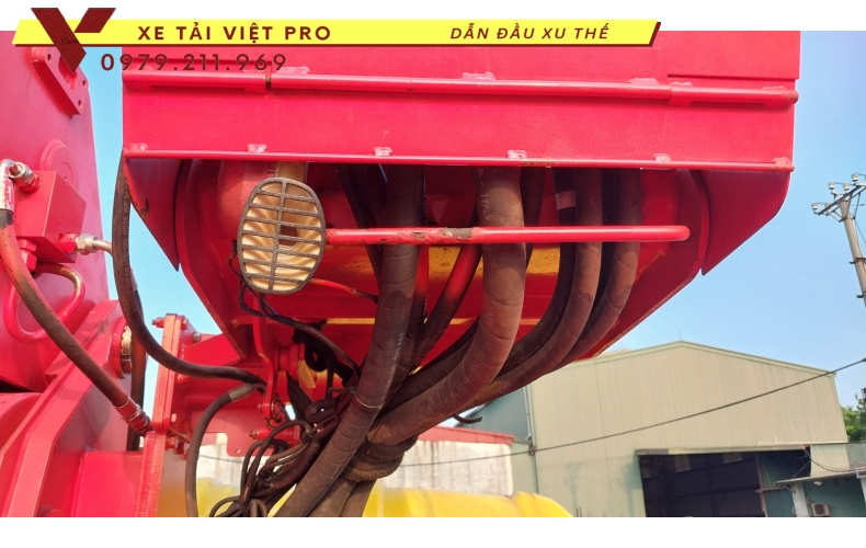 Xe tải Chenglong gắn cẩu Atom 15 tấn