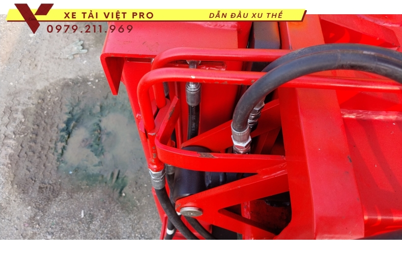 Xe tải Chenglong gắn cẩu Atom 15 tấn