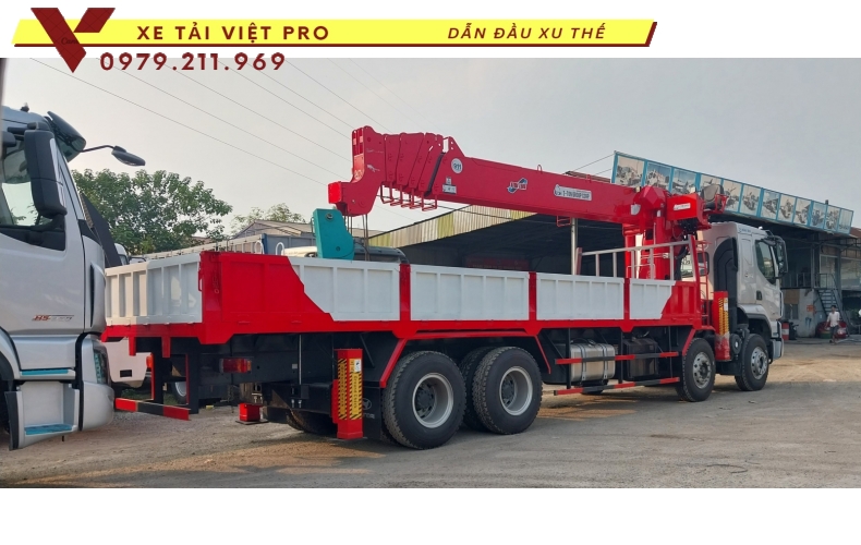 Xe tải Chenglong gắn cẩu Atom 15 tấn