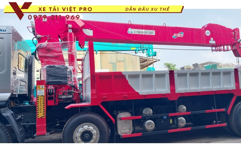 Xe tải Chenglong gắn cẩu Atom 15 tấn