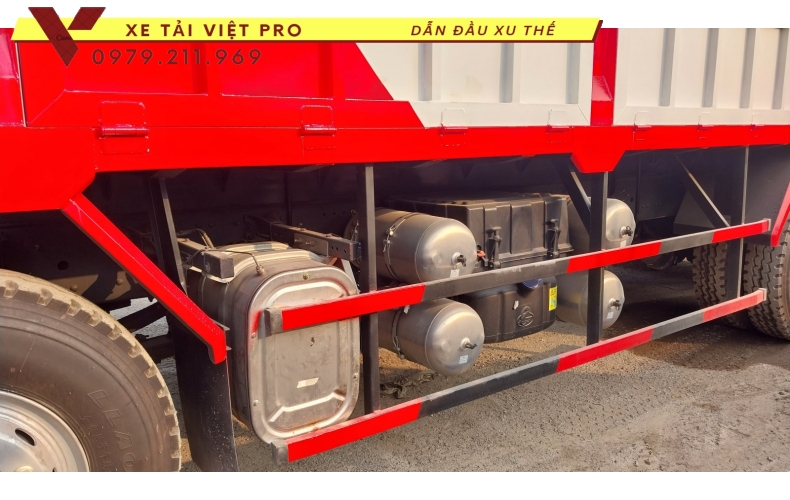 Xe tải Chenglong gắn cẩu Atom 15 tấn