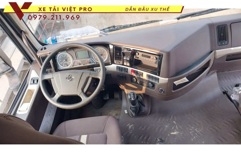 Xe tải Chenglong gắn cẩu Atom 15 tấn