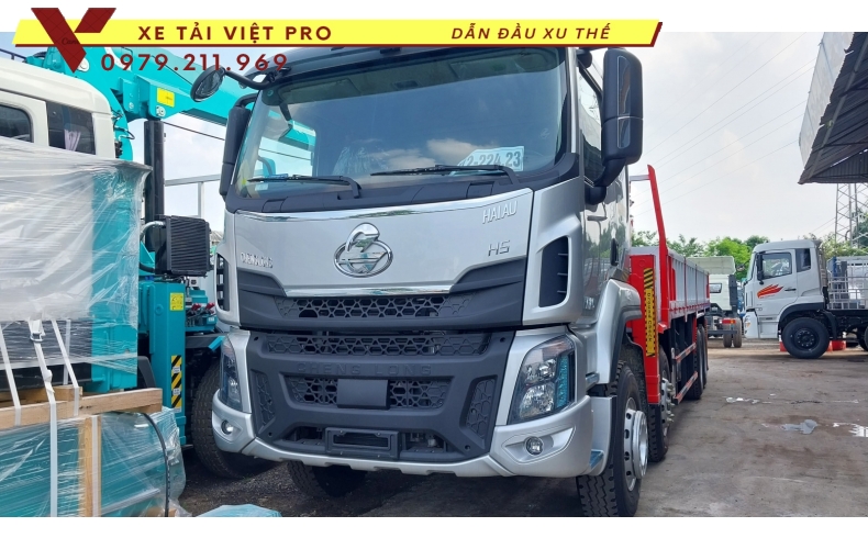 Xe tải Chenglong gắn cẩu Atom 15 tấn