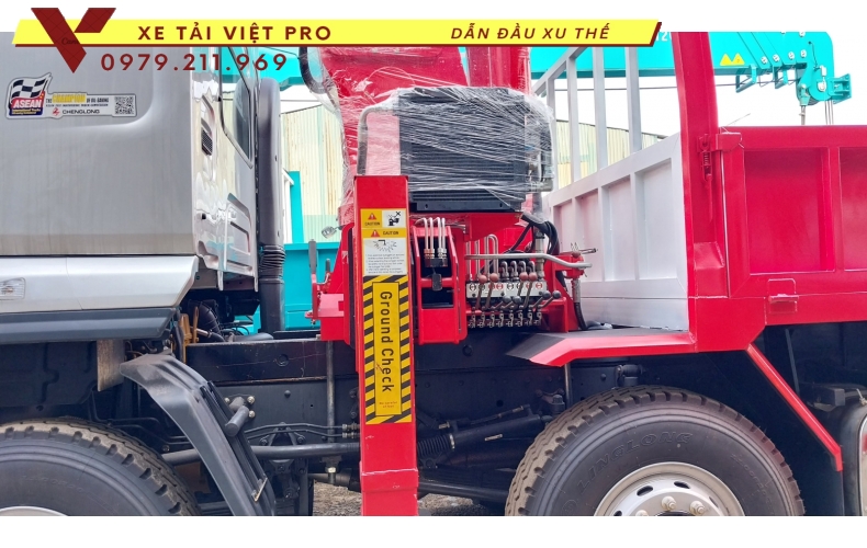 Xe tải Chenglong gắn cẩu Atom 15 tấn