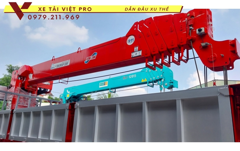 Xe tải Chenglong gắn cẩu Atom 15 tấn