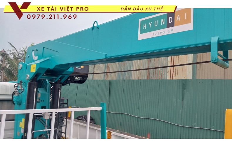 Xe tải Isuzu gắn cẩu Hyundai 12 tấn