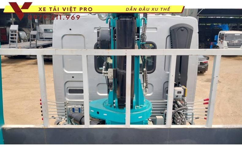 Chenglong M3 gắn cần cẩu Hyundai 5 tấn