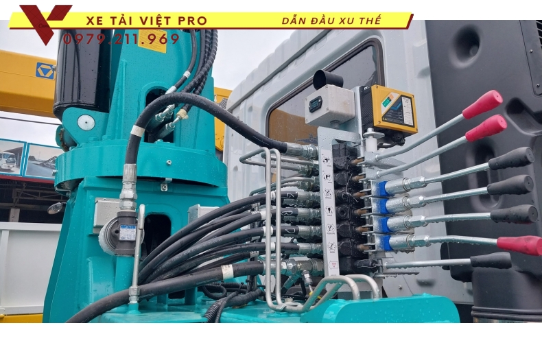 Chenglong M3 gắn cần cẩu Hyundai 5 tấn