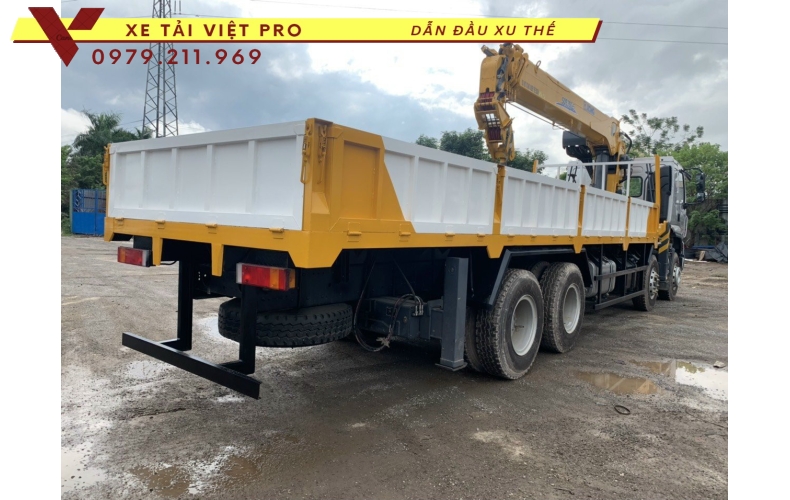 Xe tải Chenglong 4 chân gắn cẩu XCMG 12 tấn