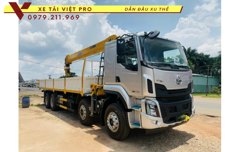 Xe tải Chenglong 4 chân gắn cẩu XCMG 12 tấn