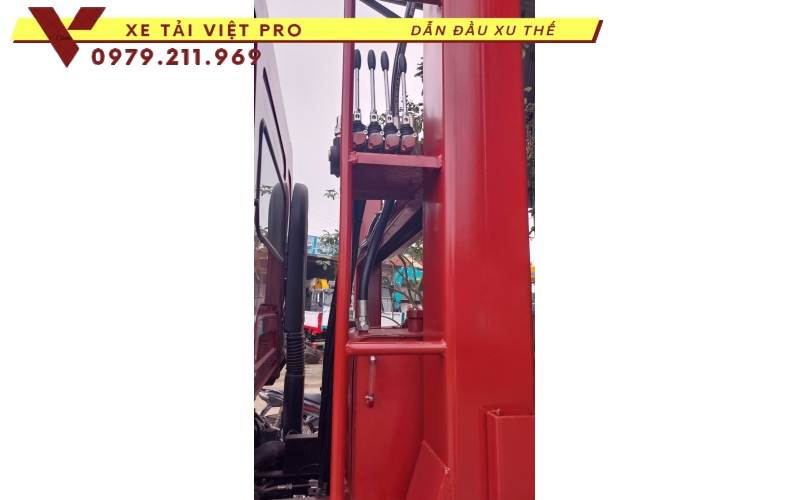 Giá xe tải Chenglong H5 4 chân nâng đầu là bao nhiêu?