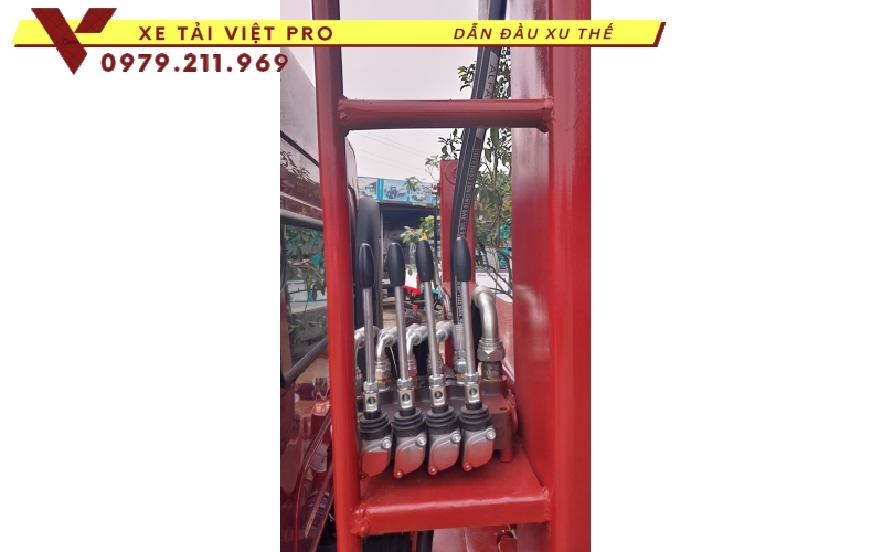 Giá xe tải Chenglong H5 4 chân nâng đầu là bao nhiêu?