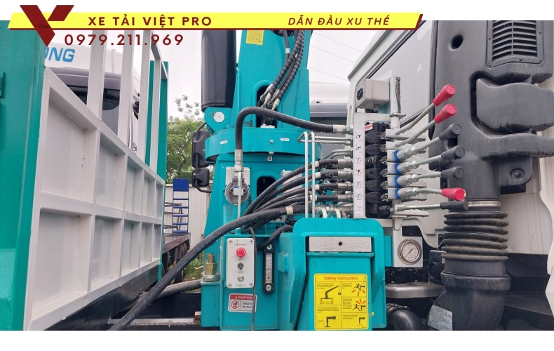 Xe tải Dongfeng gắn cẩu Hyundai 5 tấn