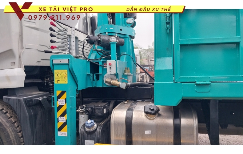 Xe tải Donfeng D11 gắn cẩu Hyundai 5 tấn