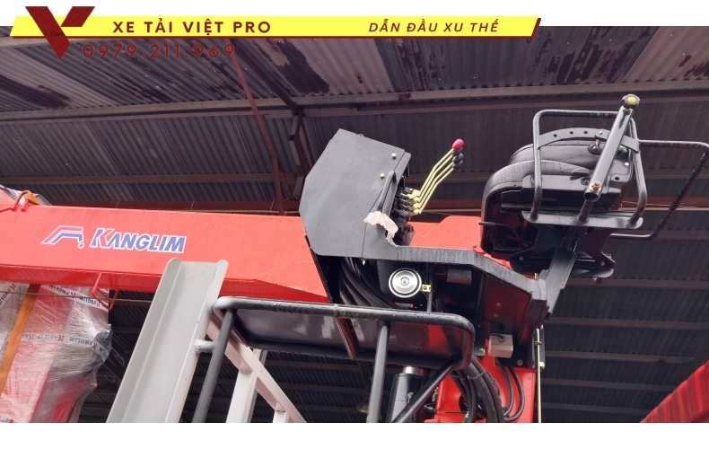 Xe tải Dongfeng 2 chân gắn cẩu Kanglim 5 tấn