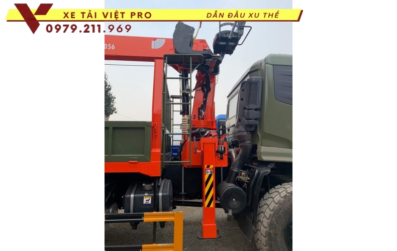 Xe tải Howo 3 chân gắn cẩu Kanglim 8t